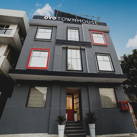 ホテル Collection O Townhouse 069 グルガウン エクステリア 写真