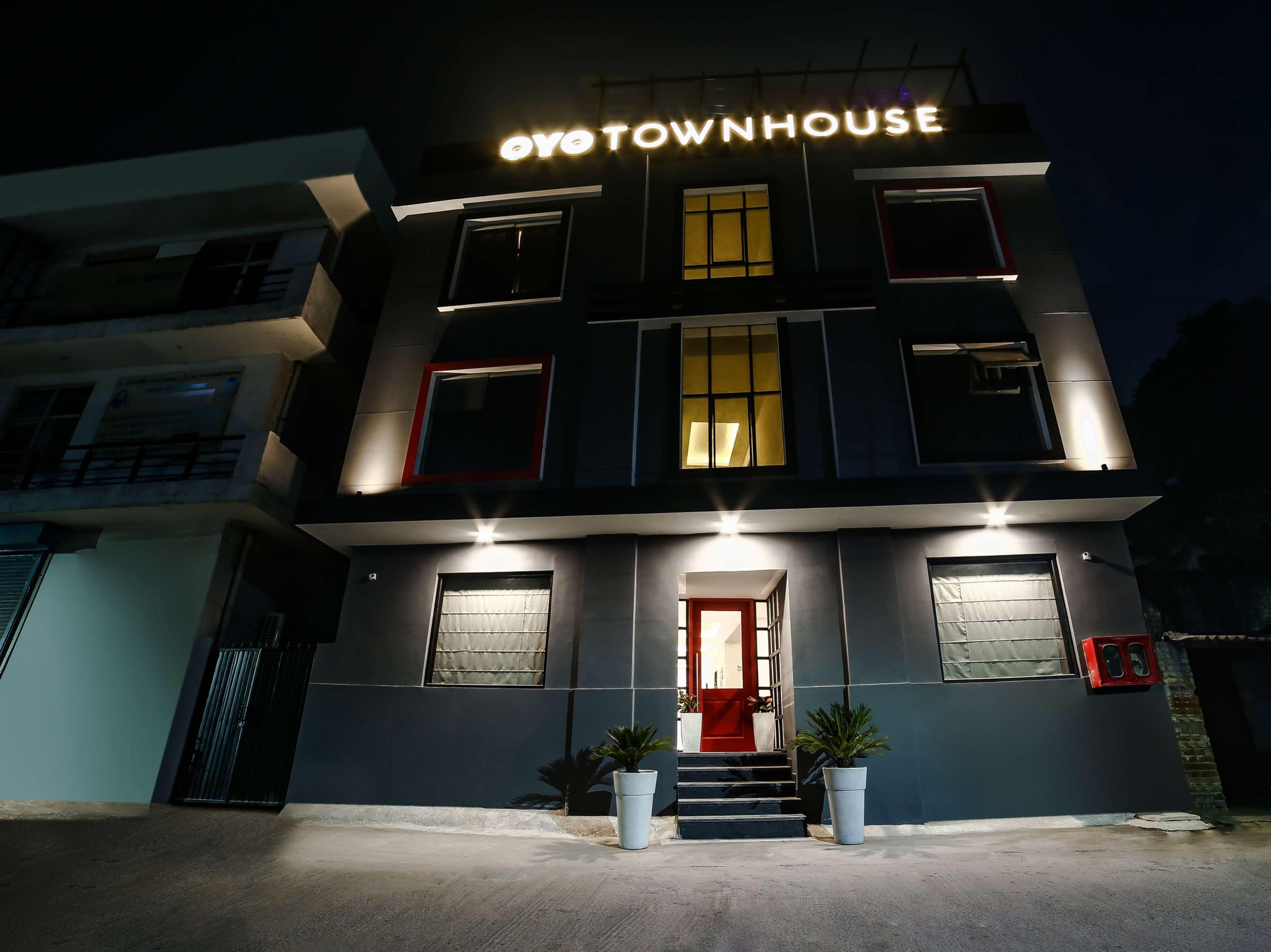 ホテル Collection O Townhouse 069 グルガウン エクステリア 写真