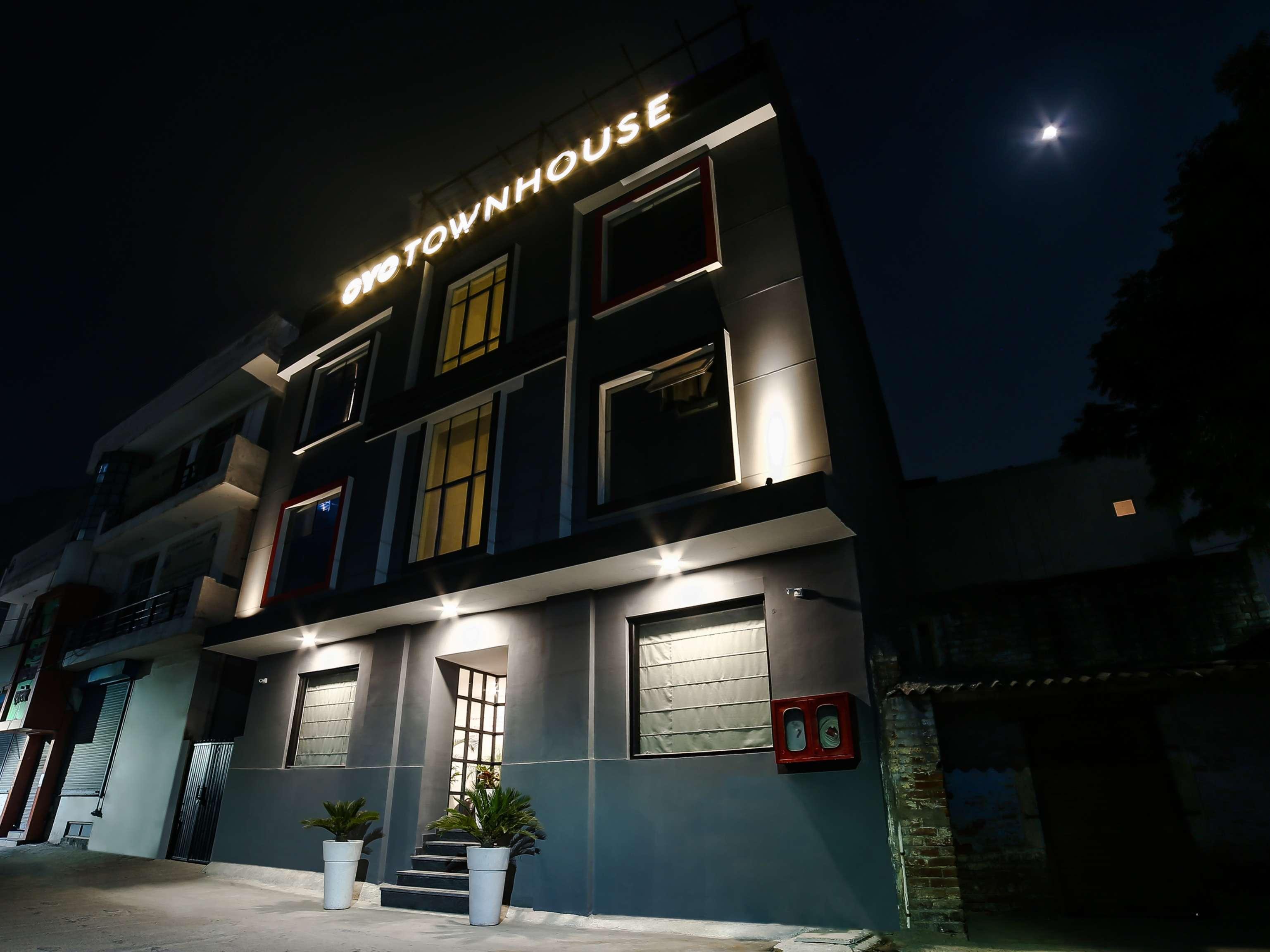 ホテル Collection O Townhouse 069 グルガウン エクステリア 写真