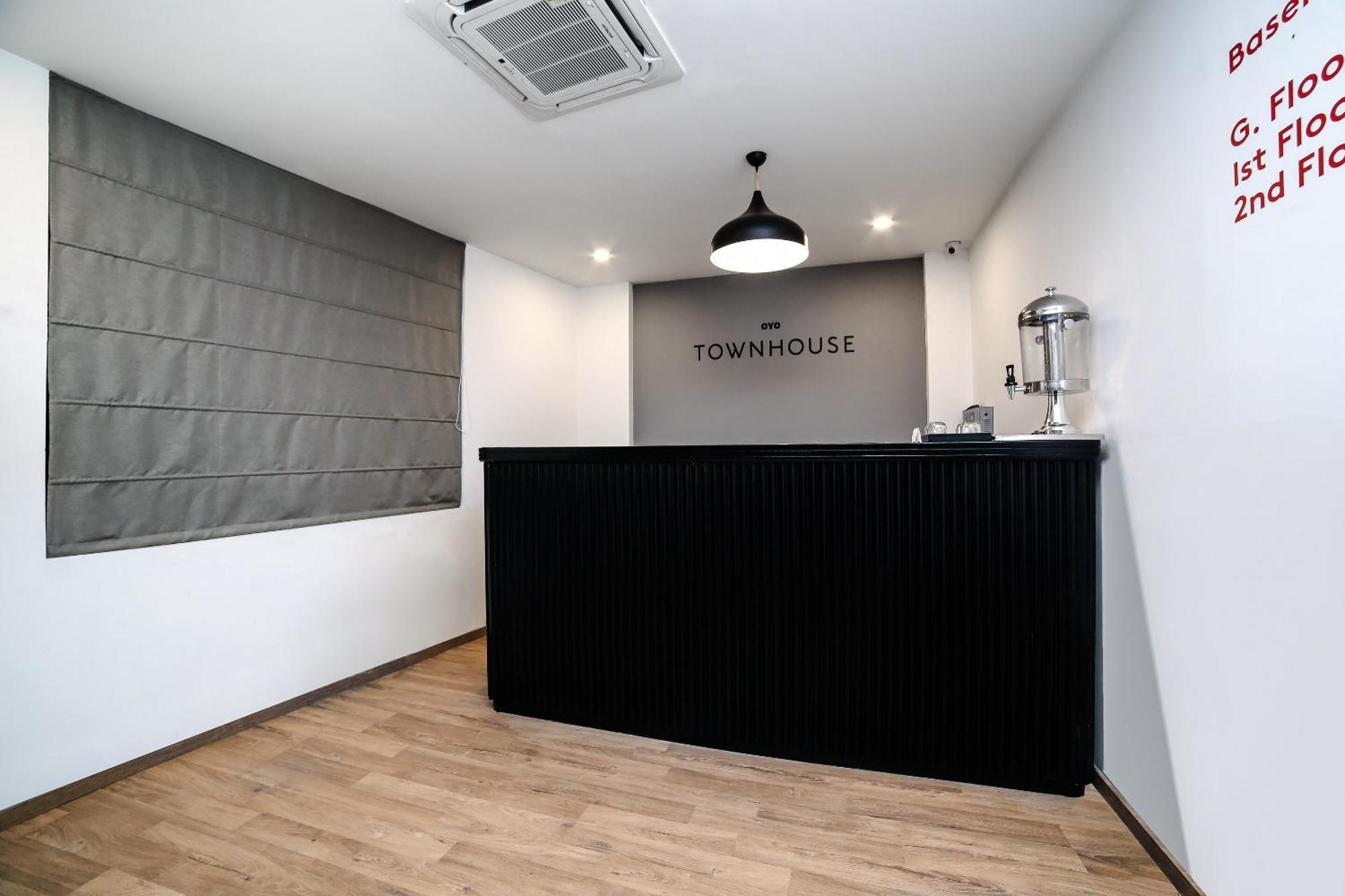 ホテル Collection O Townhouse 069 グルガウン エクステリア 写真
