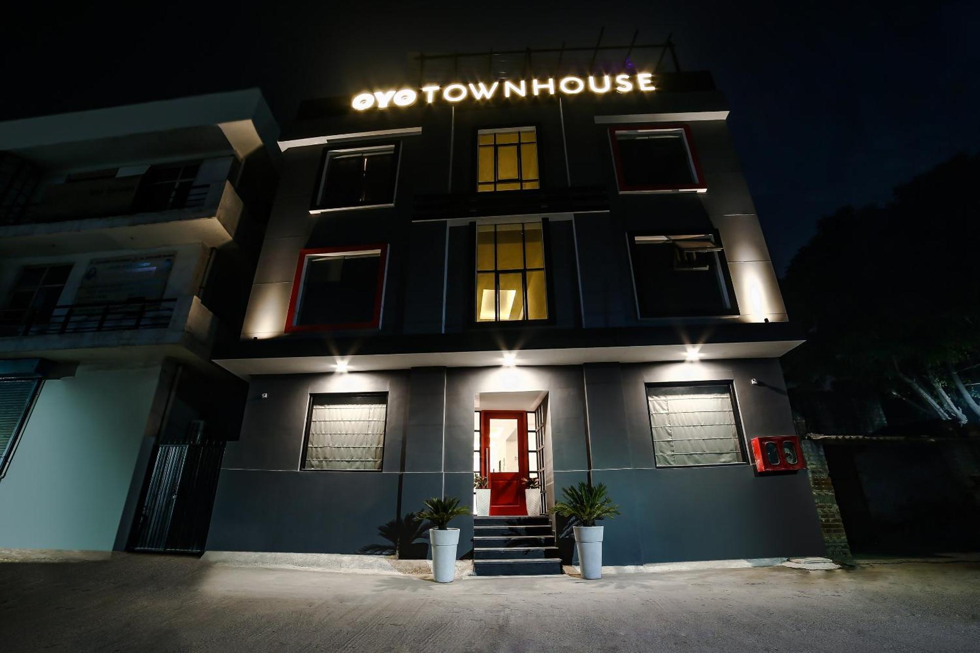 ホテル Collection O Townhouse 069 グルガウン エクステリア 写真